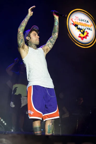 Lucca, İtalya - 13 Temmuz 2017: o yaz müzik festivali sırasında sahne alanı'nda yapar Fedez.