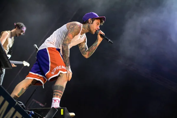 Lucca, İtalya - 13 Temmuz 2017: o yaz müzik festivali sırasında sahne alanı'nda yapar Fedez.