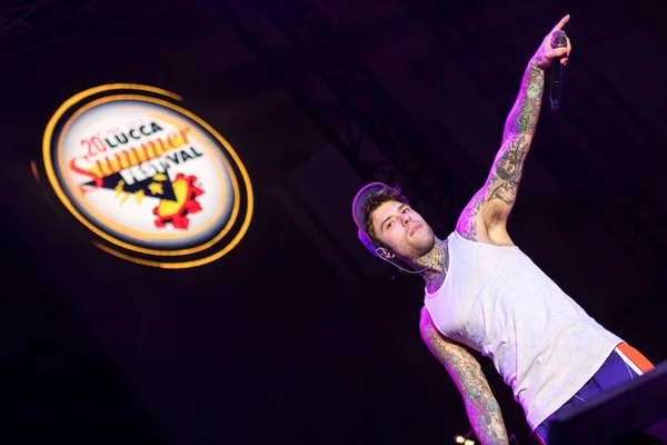 Lucca, İtalya - 13 Temmuz 2017: o yaz müzik festivali sırasında sahne alanı'nda yapar Fedez.