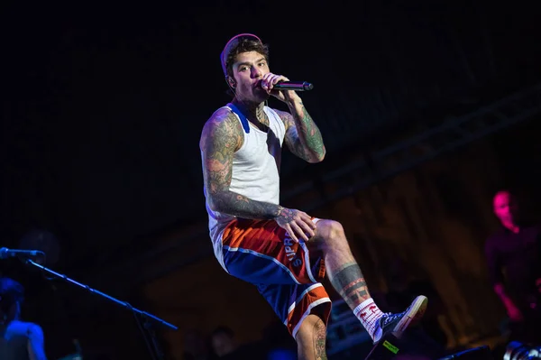 Lucca, İtalya - 13 Temmuz 2017: o yaz müzik festivali sırasında sahne alanı'nda yapar Fedez.