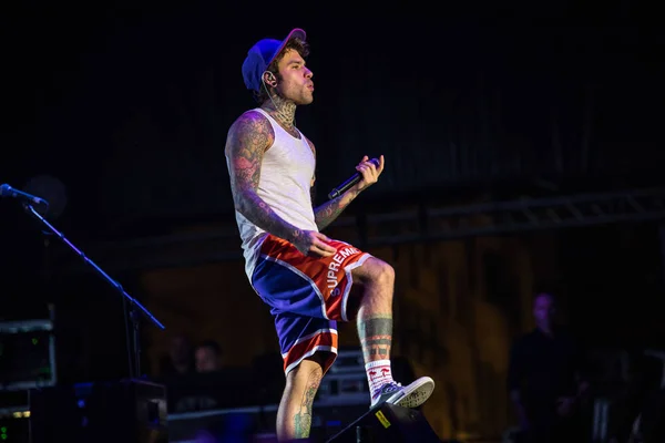 Lucca, İtalya - 13 Temmuz 2017: o yaz müzik festivali sırasında sahne alanı'nda yapar Fedez.