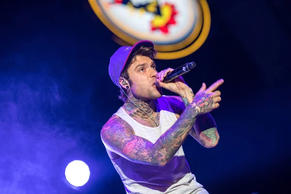 Lucca, İtalya - 13 Temmuz 2017: o yaz müzik festivali sırasında sahne alanı'nda yapar Fedez.