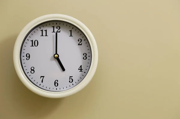 5:00 oda duvar saati göstergesi zamanı