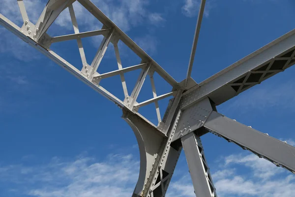 铁桥钢框架的场景和蓝色的天空 这是罚款 — 图库照片