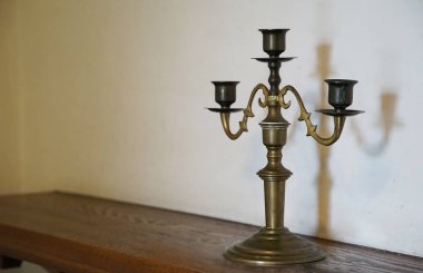 Sahne eski mum Oda rafta duruyor                               