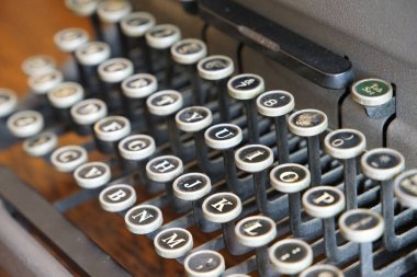 Odanın masadaki eski daktilo sahnesi                       