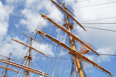 Bir manzara mavi gökyüzü güneşli ve yelkenli gemi direği                    
