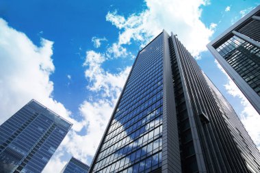 Mavi bir gökyüzü ve o was para cezası Tokyo, Japonya yüksek katlı bina                    