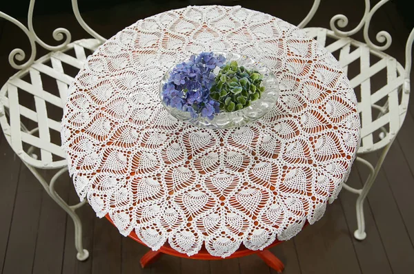 Sahne Oda tablo üzerinde görüntülenen çiçek                               