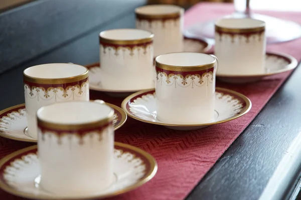 Çay bardak masanın üzerine bir sürü                       