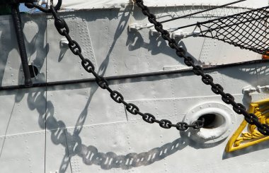 Bir yelkenli pruva çapa zincirini                               