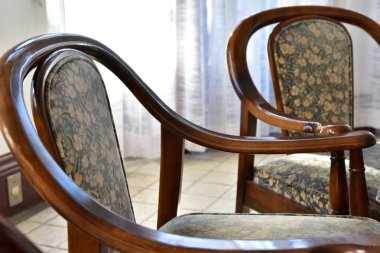 Ahşap eğrisi şeklinde sandalye Oda Pencerenin kenarında