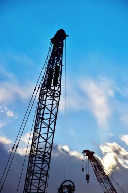 Akşam inşaat sahne ve bulutlu gökyüzü görüş vinç çalışma