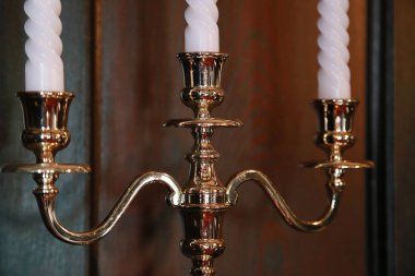 Bir mum ve oda duvar önünde mum sahnesi