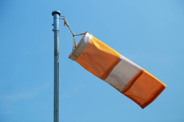 Ne zaman o was para cezası mavi gökyüzü gün rüzgar tarafından çalışan flama