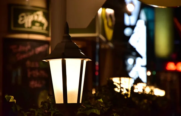 Nattvisning Ljuset Från Lyktstolpe Och Butiken Gatan Staden — Stockfoto