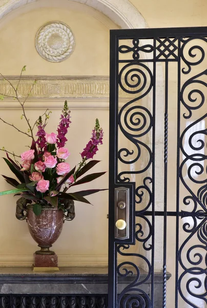 Bir çiçek ve evin giriş salonu kapısı sahnesi