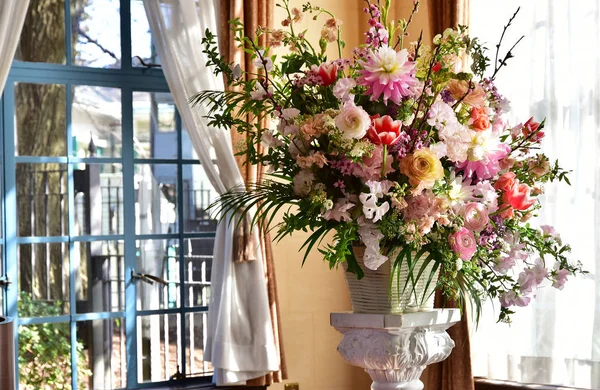 Dekorasyon çiçek bir pencere ve perde ile Oda