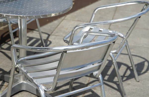 Ein Sonniger Gartenstuhl Aus Metall Und Ein Tischblick — Stockfoto