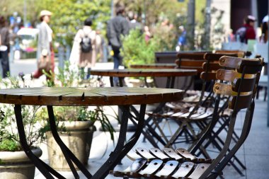 Bir masa ve sandalye nereye o was para cezası Park Sahnesi