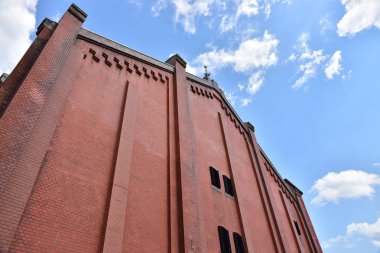 O was para cezası mavi gökyüzünün günün tuğla ambarının sahne