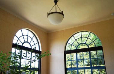 Sahne ve odanın penceresinden görmek için tavan asmak mümkün olan ışık                            