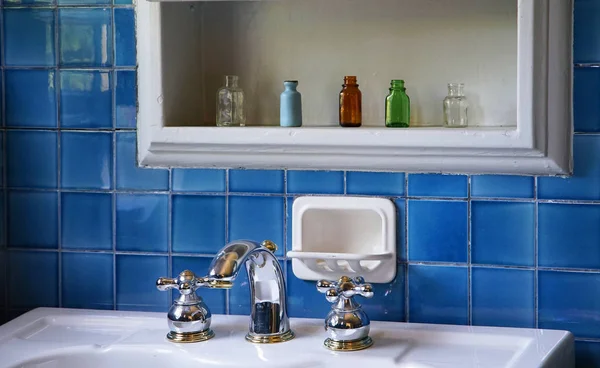 Vista Del Baño Una Pared Una Baldosa Azul — Foto de Stock