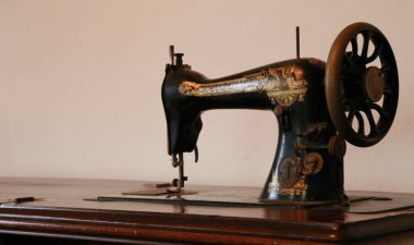 Odadaki eski dikiş makinesi.