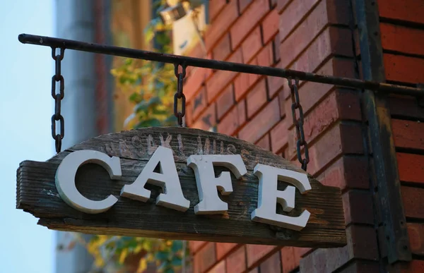 Tuğla bina kafe asılı tabela