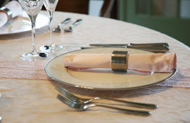 Bir bıçak, çatal, bir tabak, masada cam gibi sofra sahne