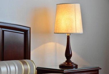 Gözlük odasında yatağın tarafında ışık ışık