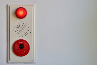 Sahne yangın alarmı Japonya binanın duvarındaki kırmızı lamba aydınlatma