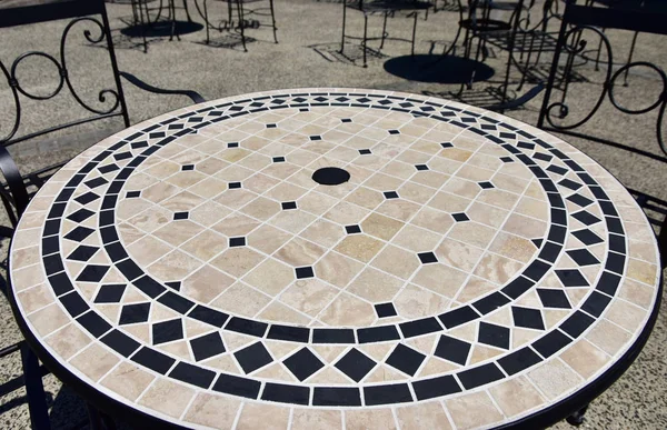 Park tasarım ile yuvarlak masa ve sandalye sahne