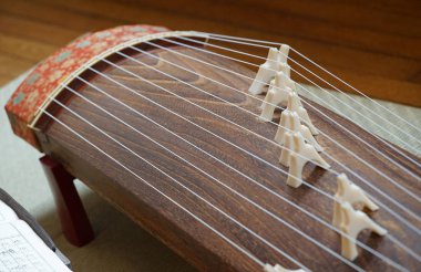 Japon yaylı enstrüman bir koto adıdır