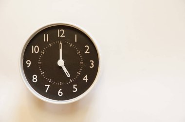 Odanın duvar saati 5:00 bir sahne zamanı                 