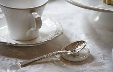 Bir bardak ve kaşık masada sofra