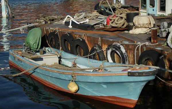 旧工作船和船在港口停泊的场景 — 图库照片