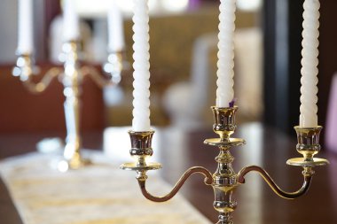 Bir mum ve mum oda masada duruyor                               