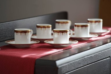 Birçok kahve fincan masada Oda                               