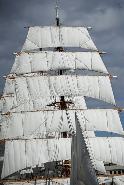 Een Mast Zeilen Van Het Zeilschip Van Dag Wanneer Het — Stockfoto