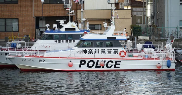 水警察的船停泊在日本口岸 — 图库照片