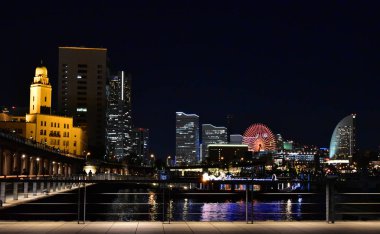 Liman kenti Japon Yokohama bağlantı noktası aydınlatmaları tarafından gece görünümü binanın ışıklı