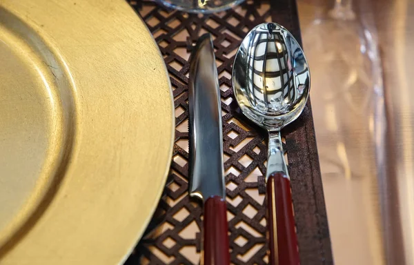 Teller Und Löffel Und Messergeschirr Auf Dem Tisch — Stockfoto