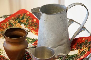 Odada masada eski sürahi                               