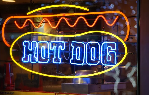 Gece Dükkanında Sıcak Köpeğin Renkli Neon İşareti                               