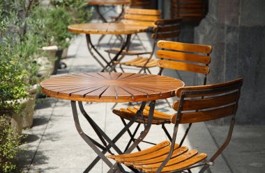 Yuvarlak masa ve parkın koltuğu dinlenme İstasyonu                               