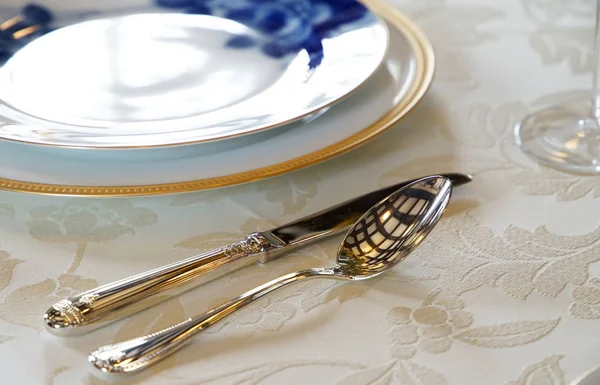 Esslöffel Geschirr Auf Tisch Und Messer Und Schüssel — Stockfoto