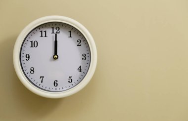 Odanın duvar saati 12:00 bir sahne zamanı