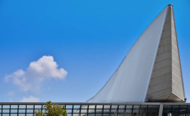 Üçgen çatı binası ile mavi gökyüzü peyzaj