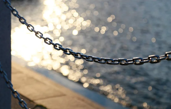 Luz Solar Corrente Vedação Refletida Superfície Mar Porto — Fotografia de Stock